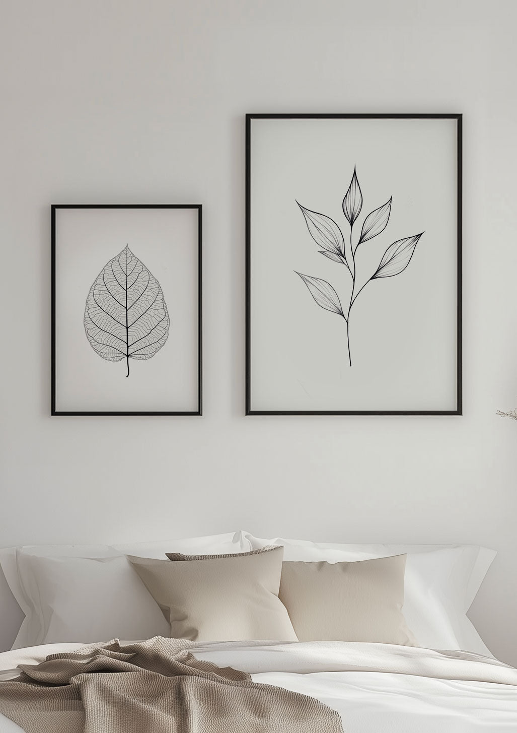 Deux posters aux motifs floraux mis en situation dans une chambre épuré.
