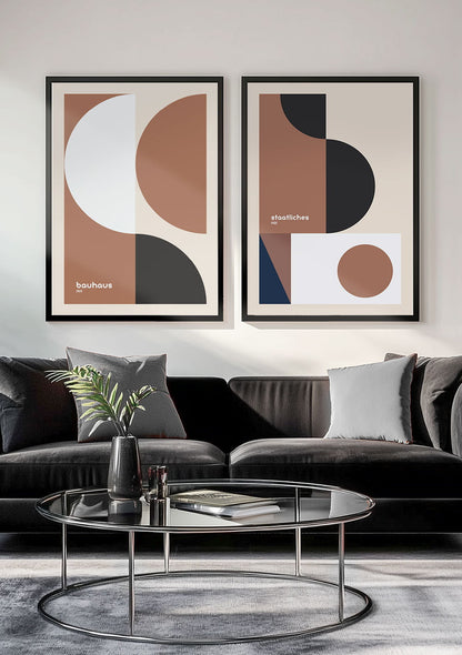 Affiche bauhaus mocha encadrée en duo dans un salon