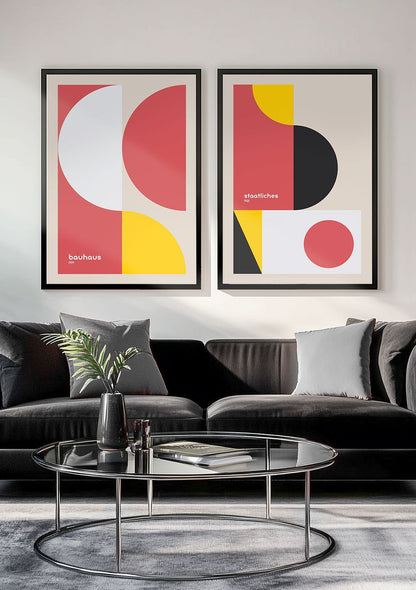 Affiche bauhaus teintes rose affichée en duo dans un salon