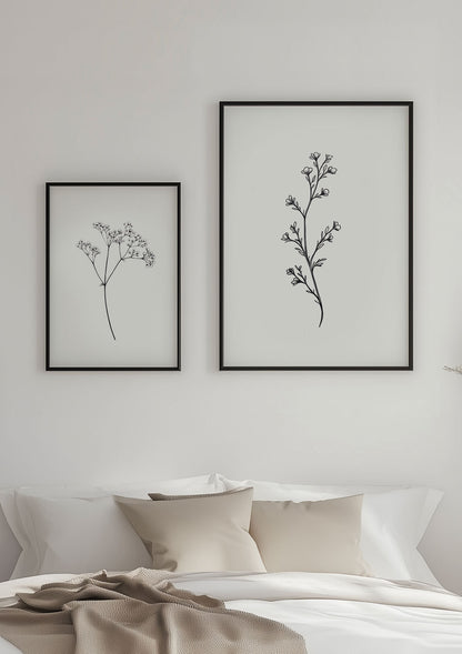 Duo d'affiche minimaliste fleurs en noir et blanc, encadrée sur le mur d'une chambre.