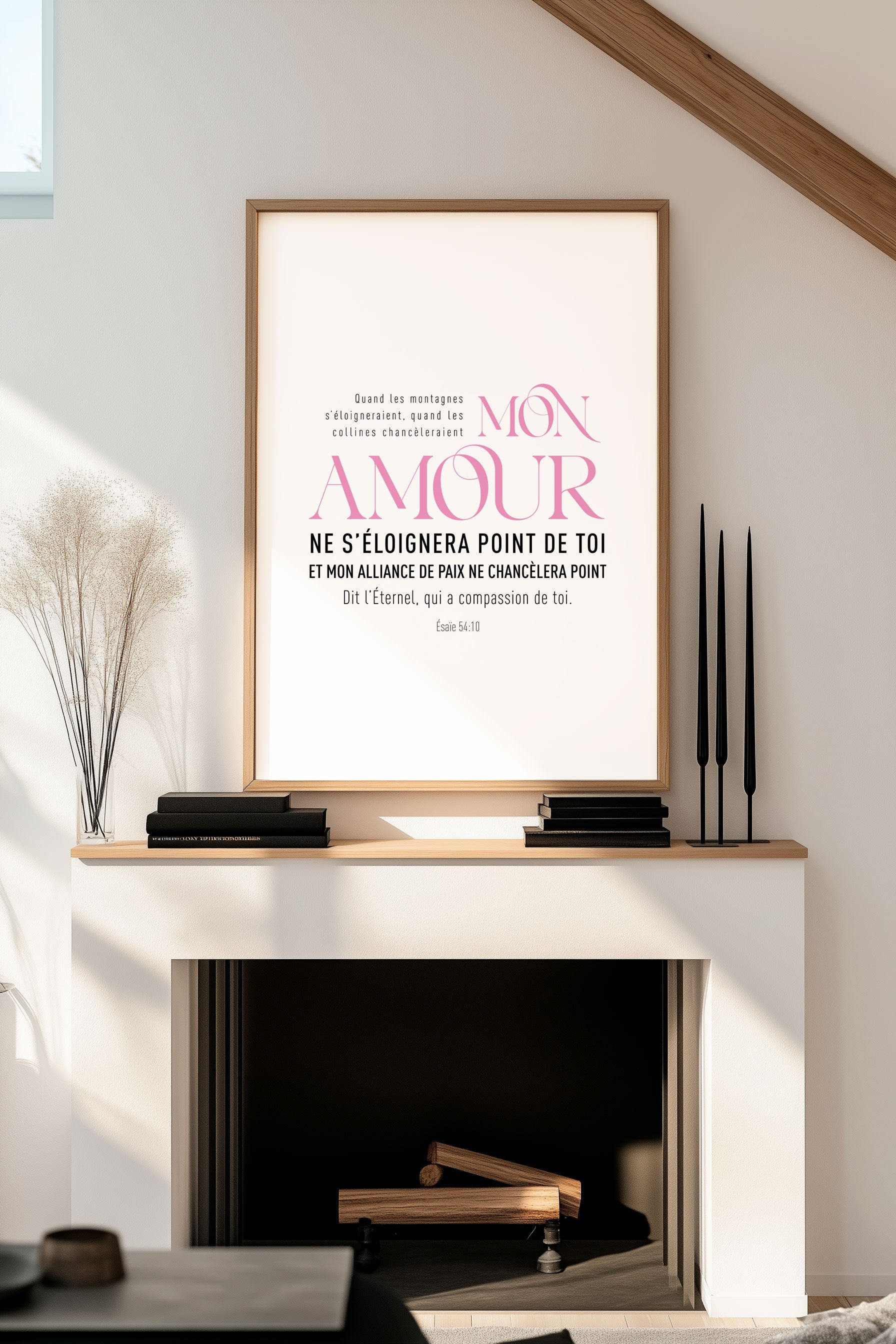 Affiche verset bible "mon amour ne s'éloignera point" en rose et noir, encadrée sur un mur