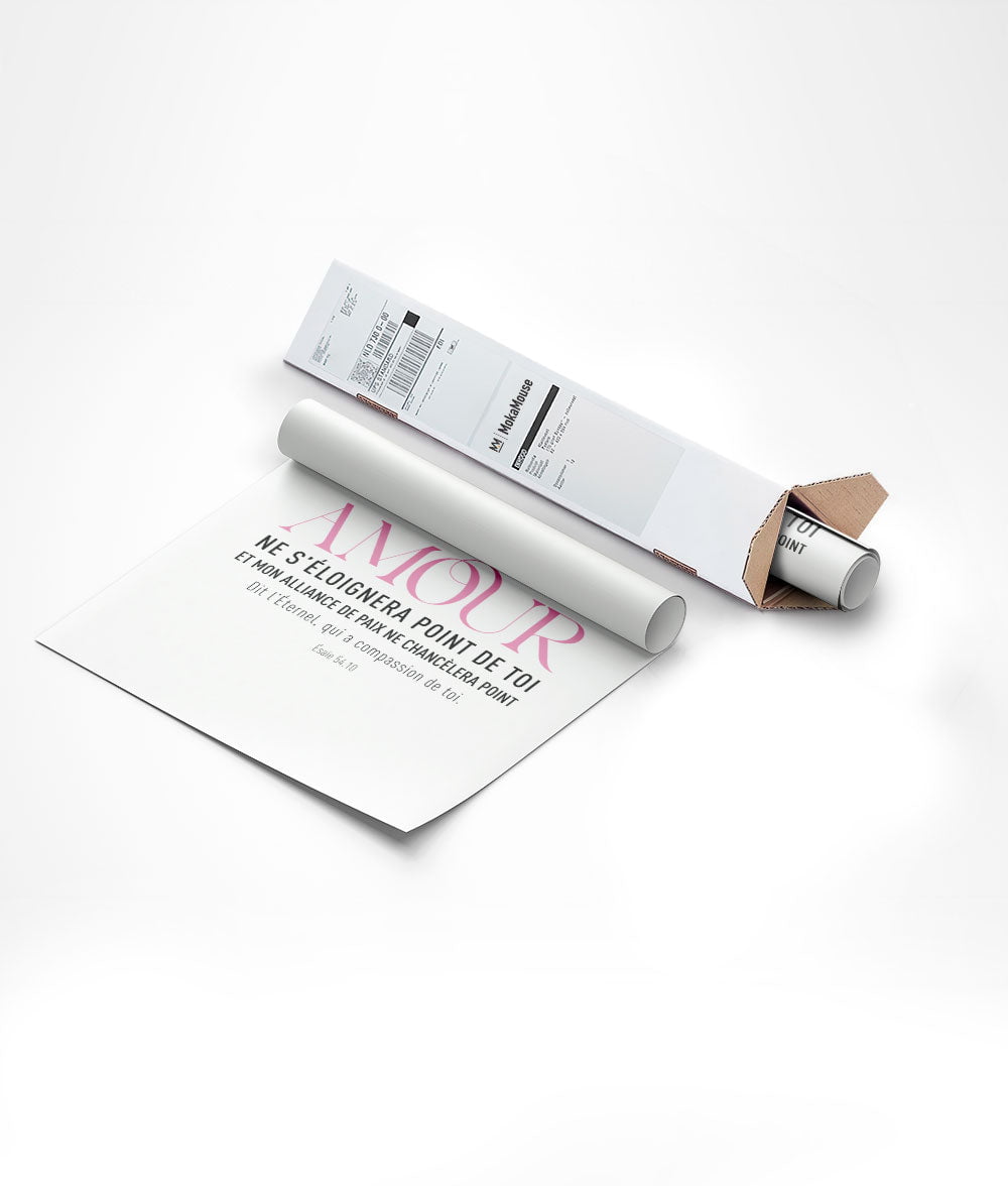 Emballage dans un carton triangulaire d'une affiche biblique rose et noir