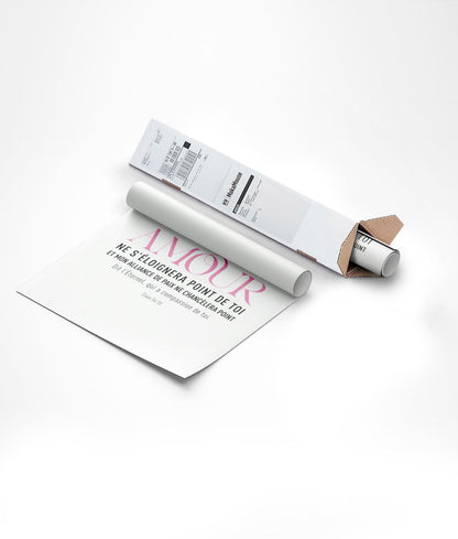 Emballage dans un carton triangulaire d'une affiche biblique rose et noir