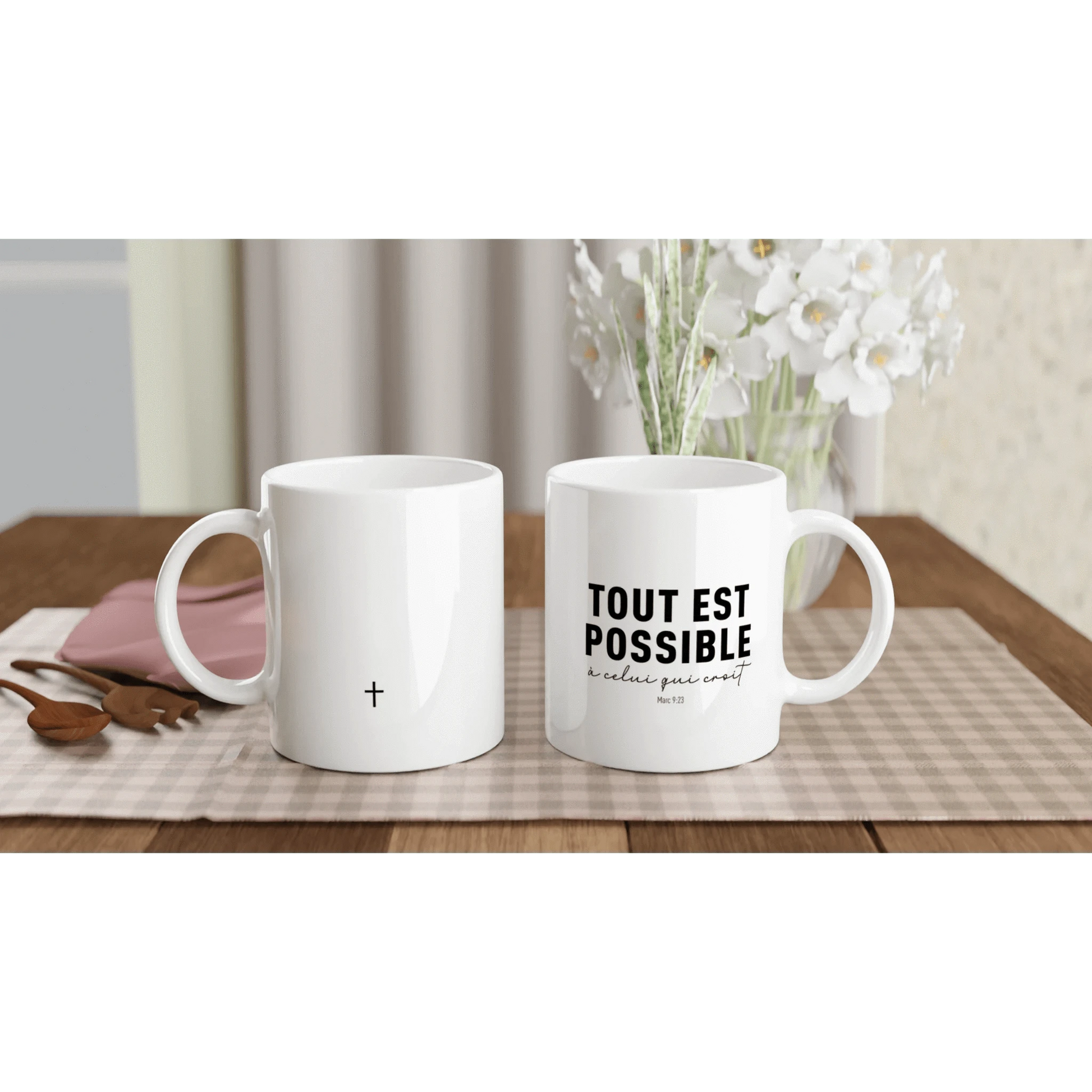 Deux mugs design blanc avec texte chrétien, vu de dos et de face