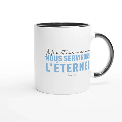 Tasse blanche avec l'intérieur et la anse noir et le texte écrit en noir et bleu.