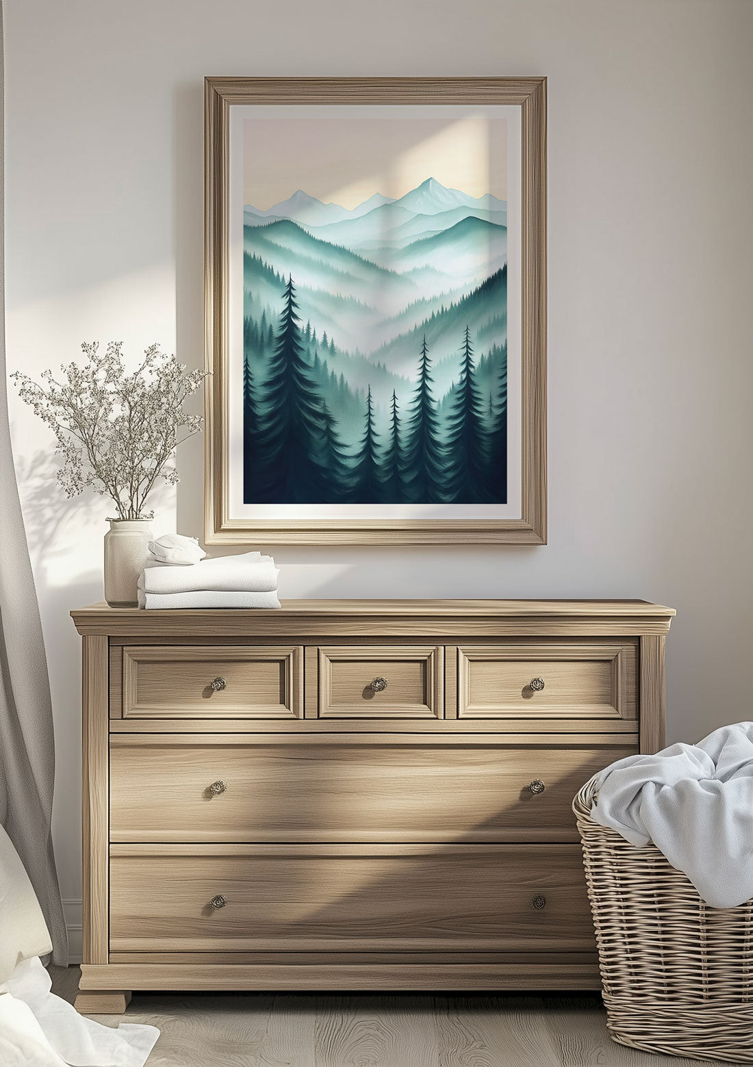 Affiche illustration foret brumeuse et montagne, encadrée au dessus d'un meuble.