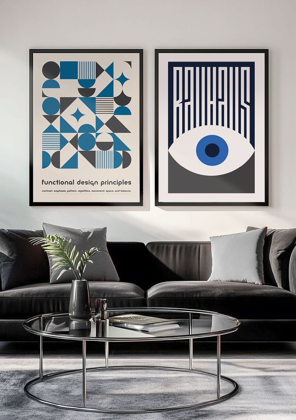 Les deux affiches bleu et gris foncé encadrées en duo dans un salon.
