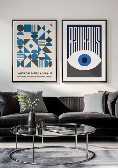 Les deux affiches bleu et gris foncé encadrées en duo dans un salon.