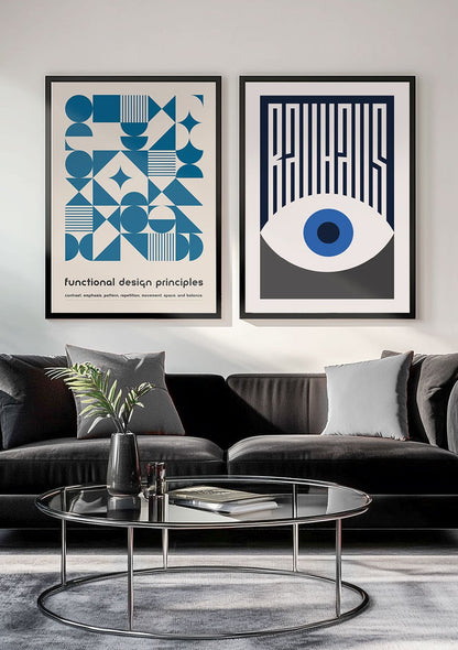 Les deux affiches teintes bleues encadrées dans un salon.