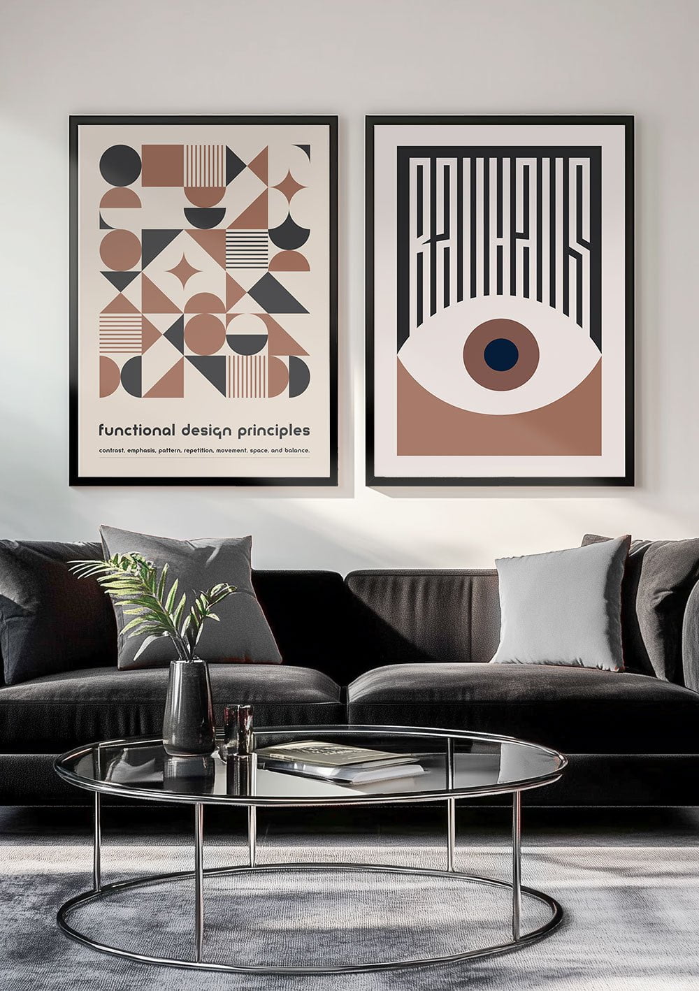 Les deux affiches couleur mocha et gris foncé en duo sur le mur d'un salon.