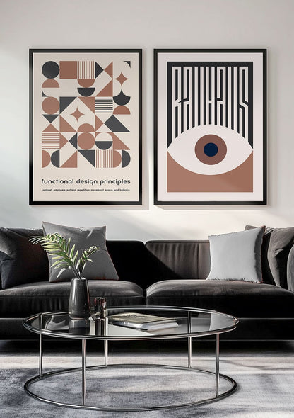 Les deux affiches couleur mocha et gris foncé en duo sur le mur d'un salon.