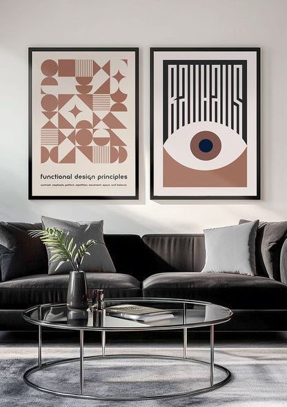 Affiche murale minimaliste et œil, couleur mocha en duo sur le mur d'un salon.