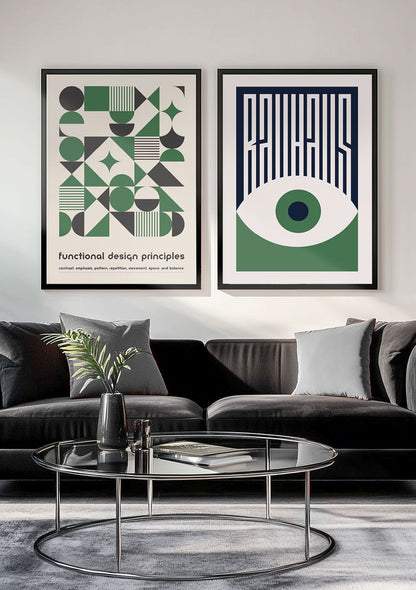 Les deux affiche bauhaus en vert et gris foncé encadrées en duo dans un salon.