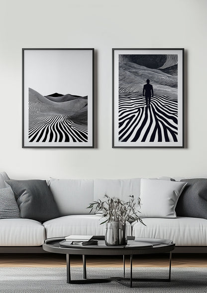 Duo d'affiches en noir et blanc mises en situation dans un salon.