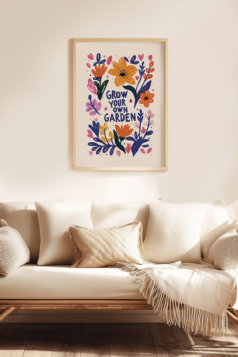 Mise en situation de l'affiche "jardin secret" fleurie et colorée, encadrée sur un mur.