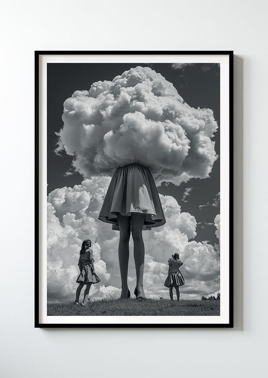 Affiche Photo surréaliste d'une femme la tête dans les nuages, encadrée dans un cadre noir.