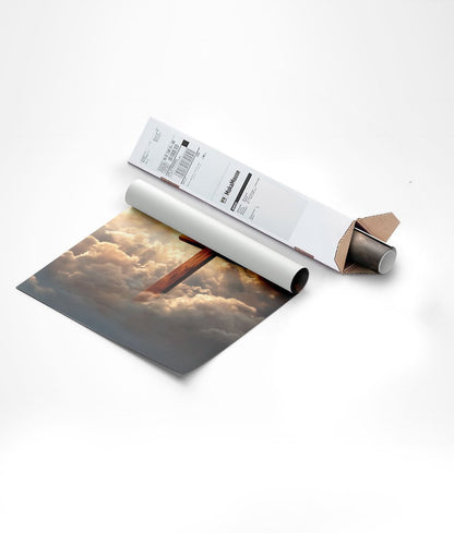 Poster religion d'une croix en bois au milieu des nuages roulée sur tube et mis dans un carton