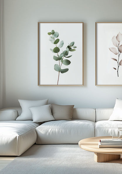 Mockup d'affiche murale botanique d'une branche d'eucalyptus sur mur blanc dans un salon.