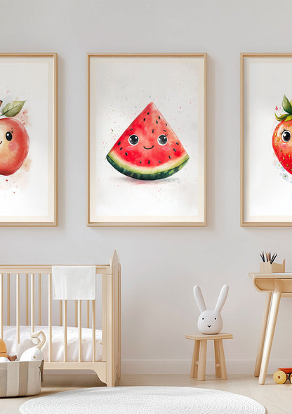 Affiche pour chambre bébé d'une pastèque, encadrée entre deux autres affiches dans une chambre.
