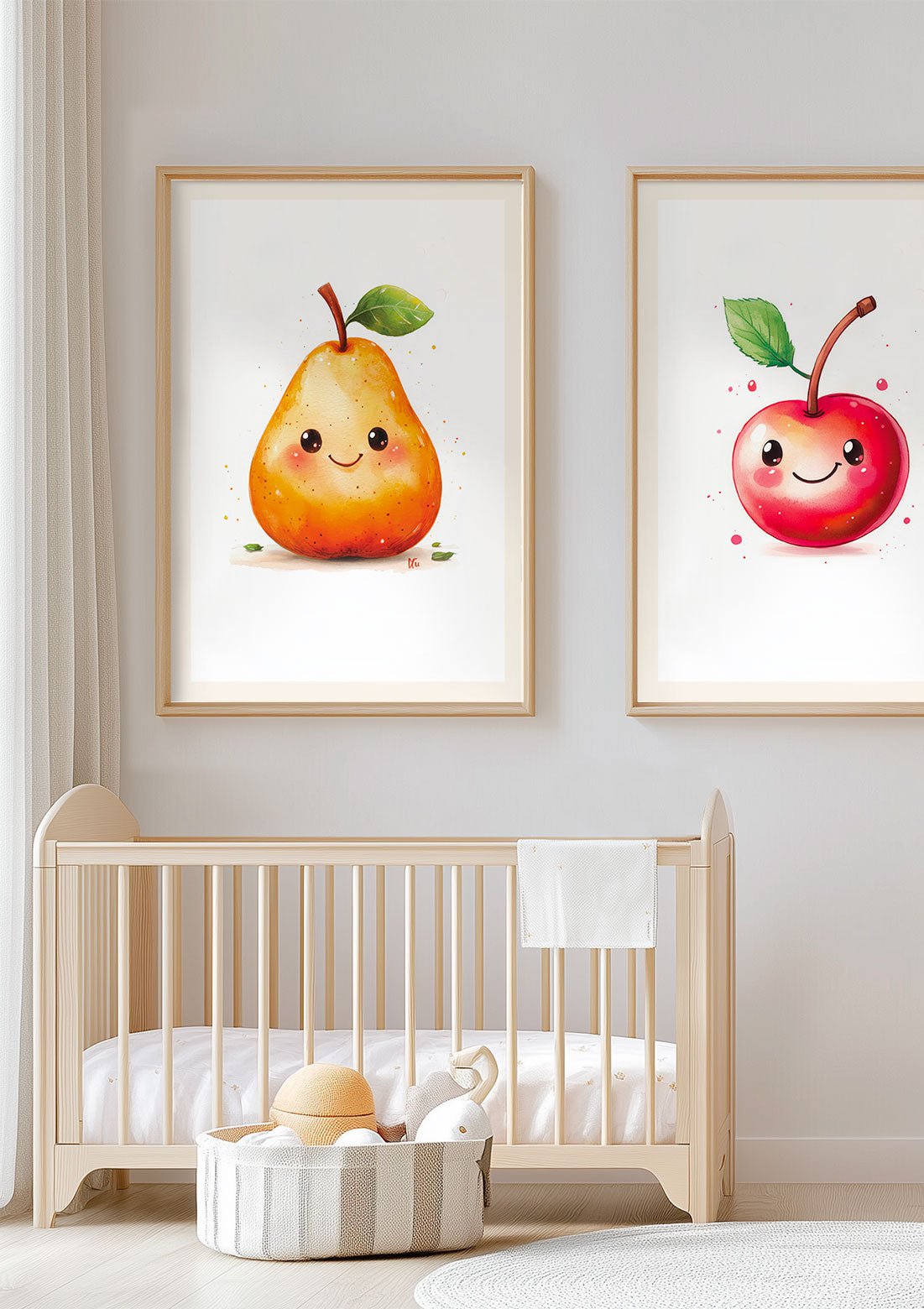 Affiche pour chambre bébé d'une poire encadrée dans une chambre d'enfant à coté d'une autre.