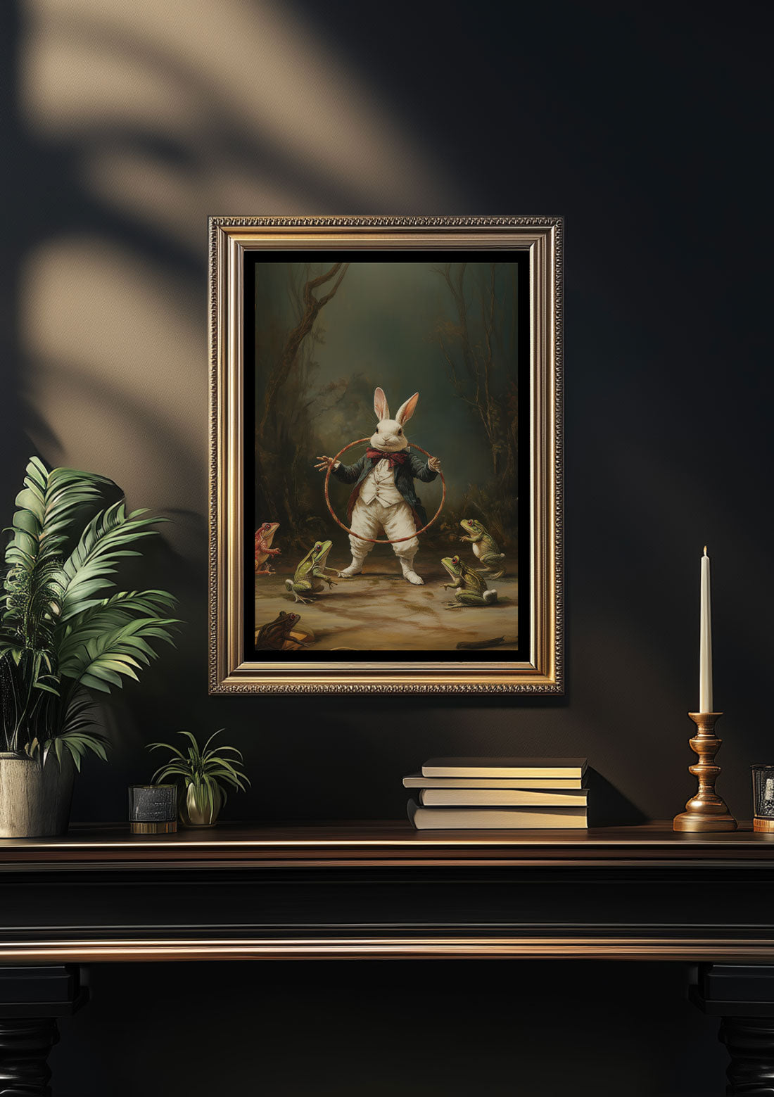 Affiche cabinet de curiosité d'un lapin dressant des grenouilles, encadrée au dessus d'un meuble.
