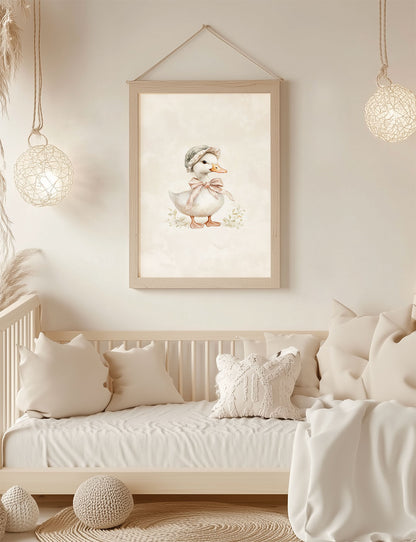 Affiche chambre enfant petite oie avec bonnet et ruban encadrée dans une chambre.