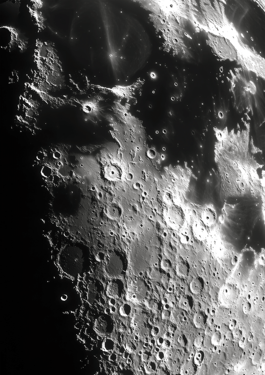 Poster photo de la lune en gros plan, en noir et blanc.