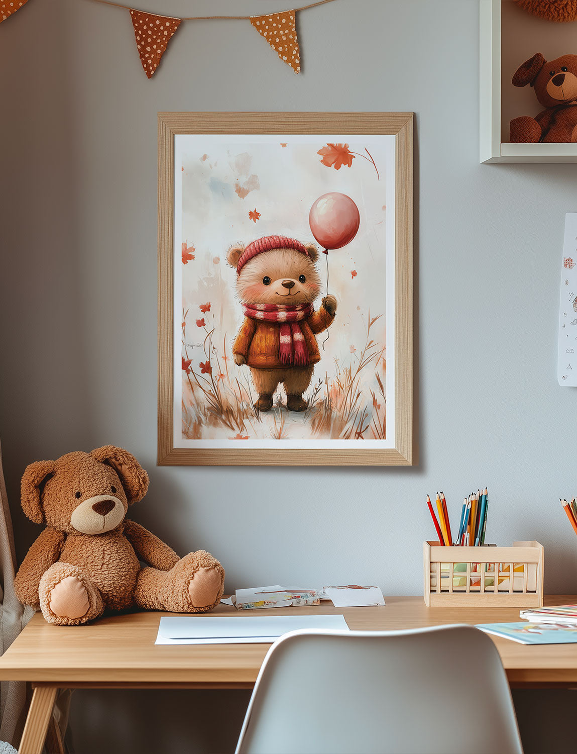 Affiche chambre enfant ours tenant un ballon, encadrée au dessus d'un bureau d'enfant