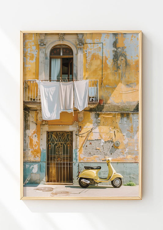 Poster photo italie d'un vespa devant une façade jaune italienne, dans un cadre en bois