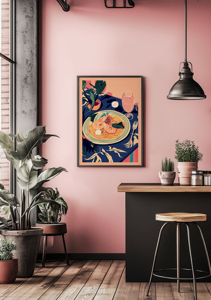 Affiche cuisine pâtes aux crevettes encadrée dans une cuisine au mur rose.