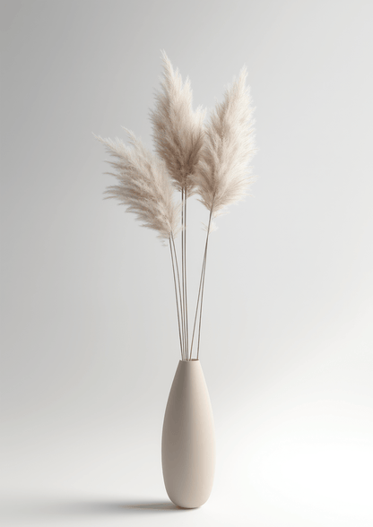 Photographie d’herbes de pampa  dans un vase au design moderne, sur un fond gris très clair.