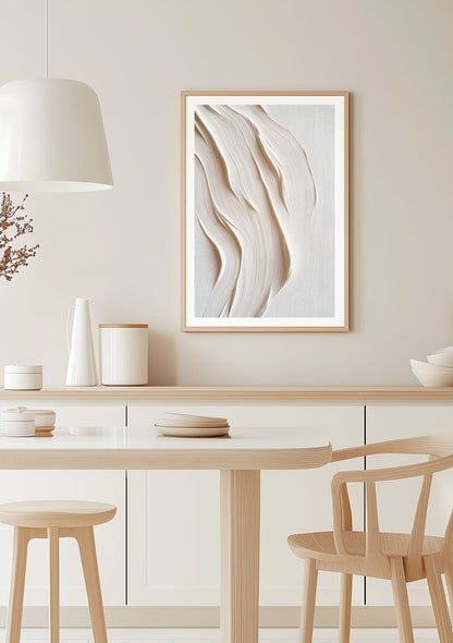 Affiche de plâtre étalée sur toile de lin, encadrée dans une cuisine blanche épurée.