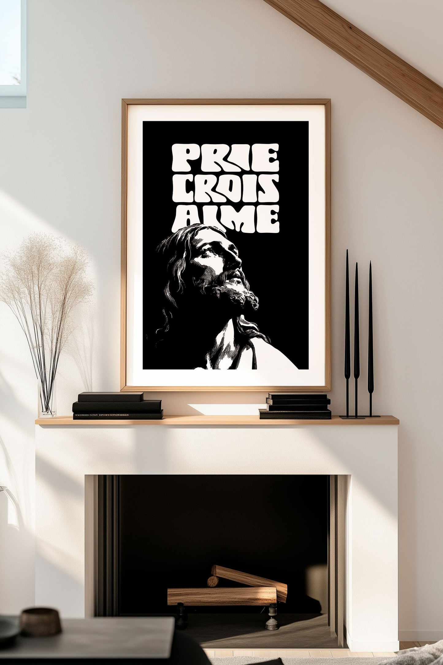 Affiche chrétienne de jésus christ en noir et blanc avec typo encadrée au dessus d'une cheminée
