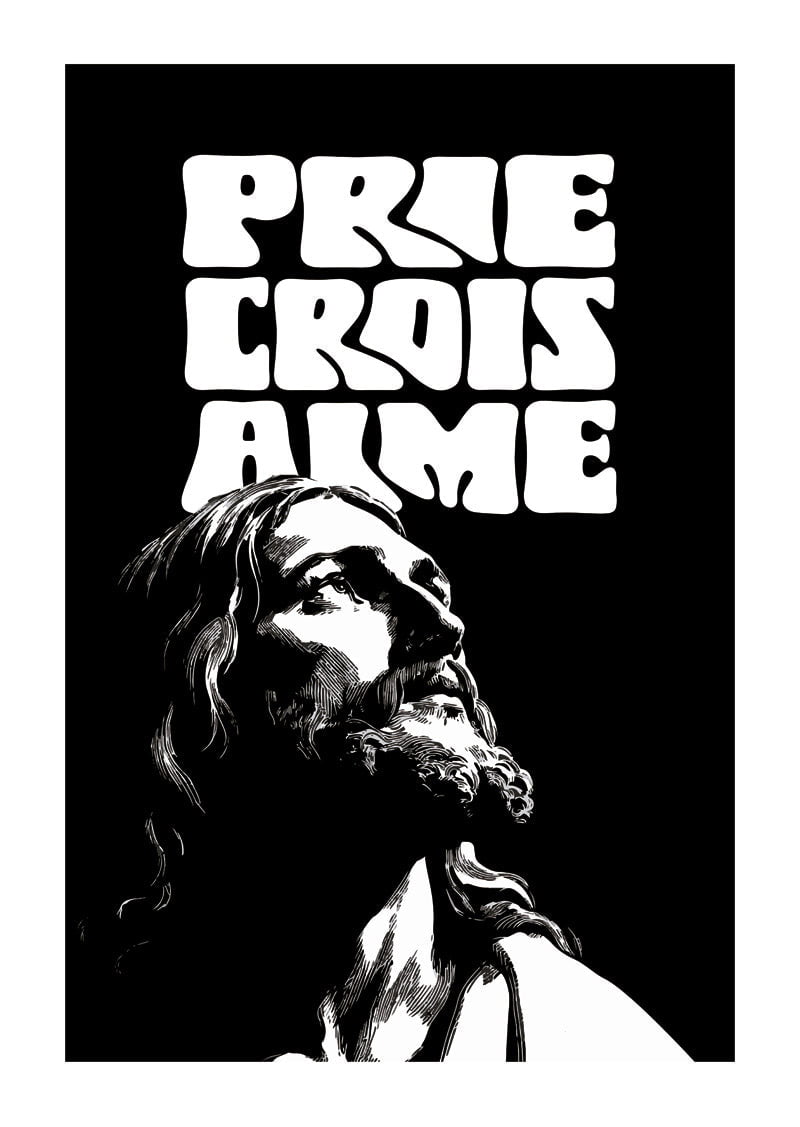 Affiche chrétienne représentant jésus en noir et blanc avec le texte "prie, crois, aime"
