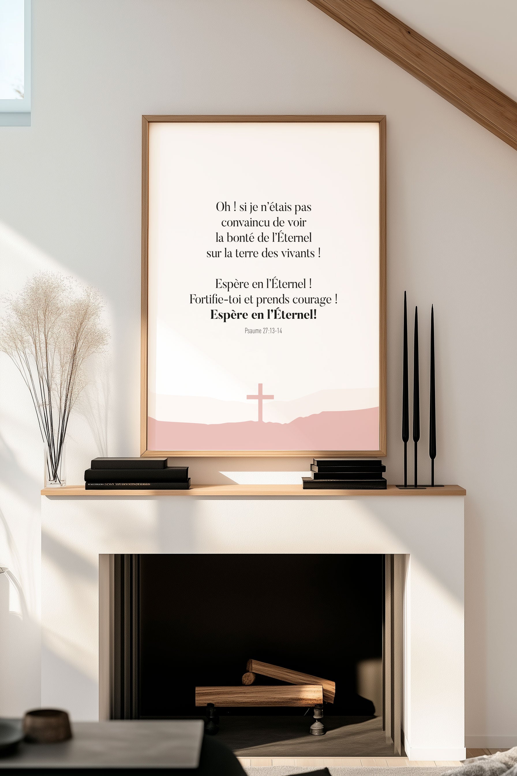Affiche chrétienne du psaume 27:13-14 mis en situation sur le mur d'un salon avec une cheminée