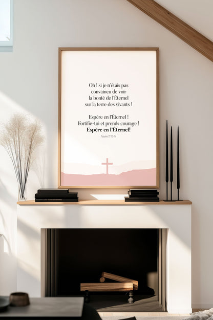 Affiche chrétienne du psaume 27:13-14 mis en situation sur le mur d'un salon avec une cheminée