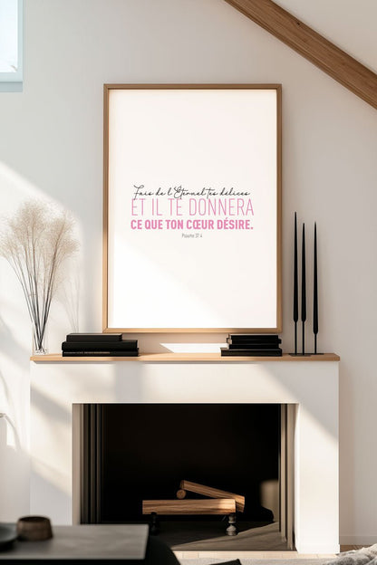 Affiche chrétienne verset de la bible psaume 37:4 couleur rose, encadrée sur un mur