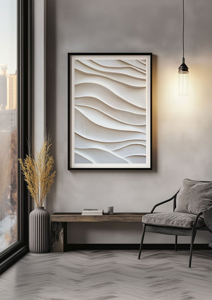 Affiche murale minimaliste vagues peintes sur textile, encadrée sur un mur.