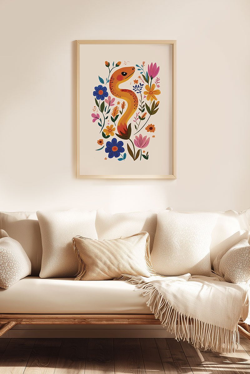 Affiche folk art illustration d'un serpent et de fleurs accrochée au mur au dessus d'un canapé
