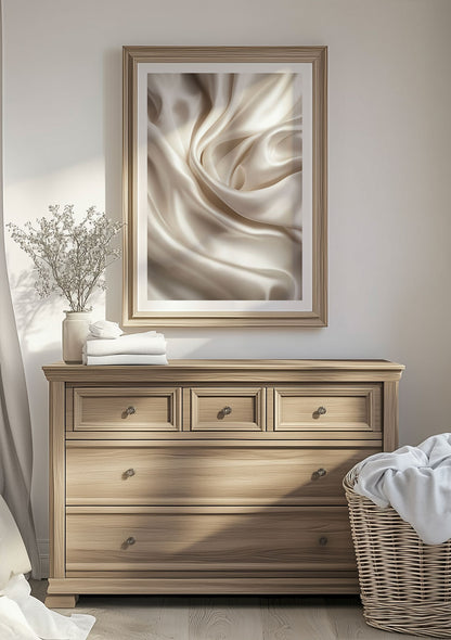 Affiche murale minimaliste drapé de soie, mise en situation au dessus d'une commode.
