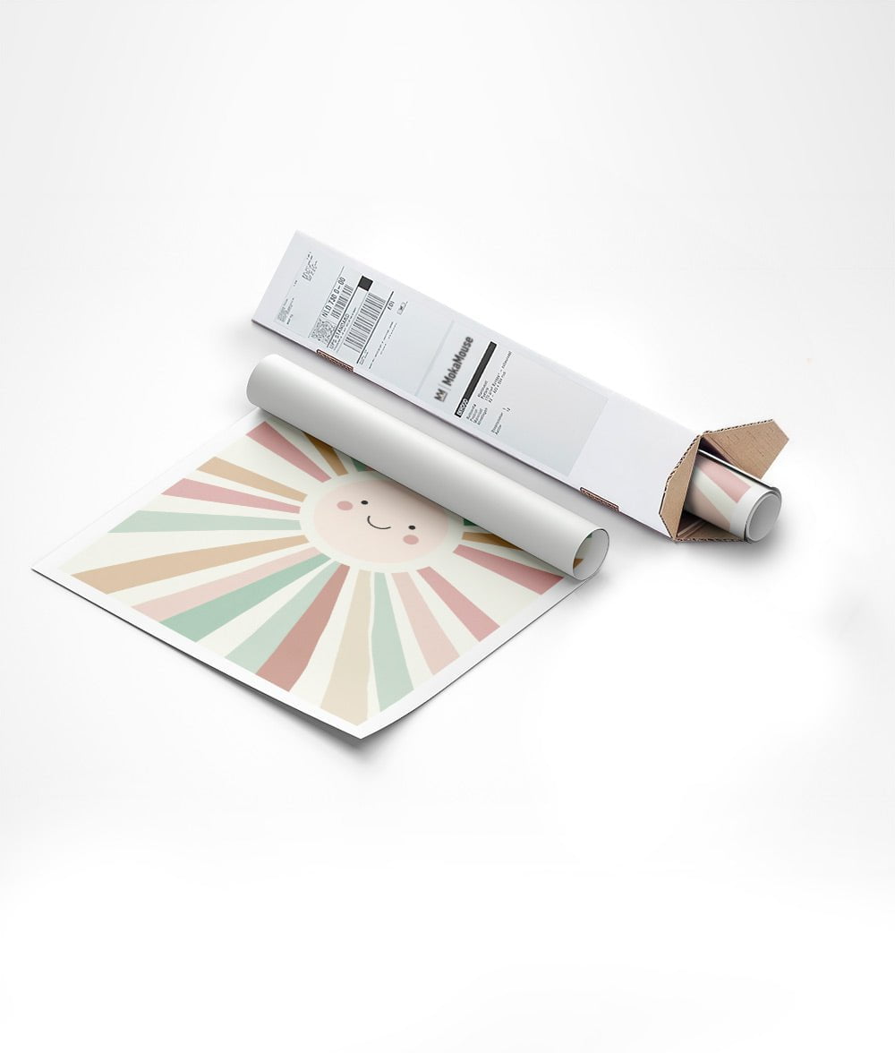Affiche pour chambre bébé d'un soleil souriant beige emballée dans un carton triangulaire.