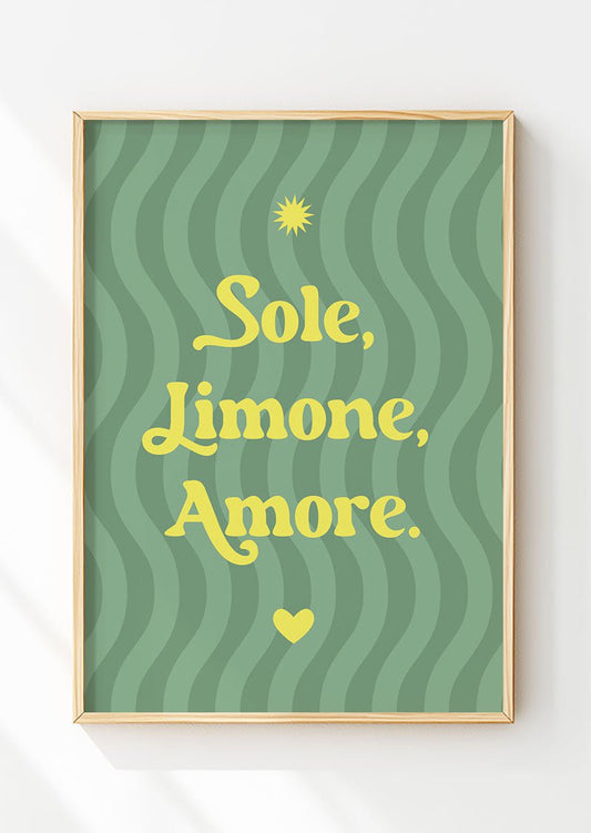 Poster citation italien dans un cadre en bois avec le titre : sole, limone, amore sur fond vert sauge 