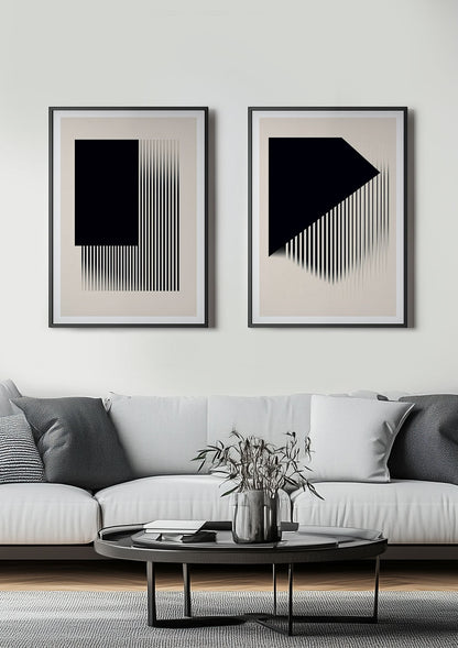 Duo d'affiche lignes noir et bloc noir sur fond crème encadrée dans un salon.