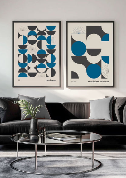 Duo d'affiches de formes géométriques bleu et noir sur fond blanc encadrées.