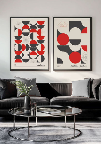 Duo d'affiches de formes géométriques rouge et noir sur fond blanc encadrées.