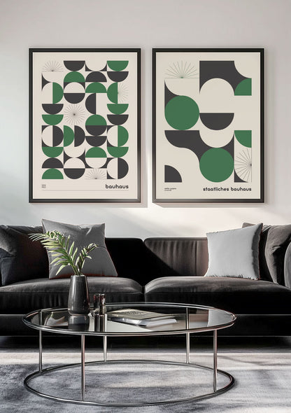 Duo d'affiches de formes géométriques vert et noir sur fond blanc encadrées.