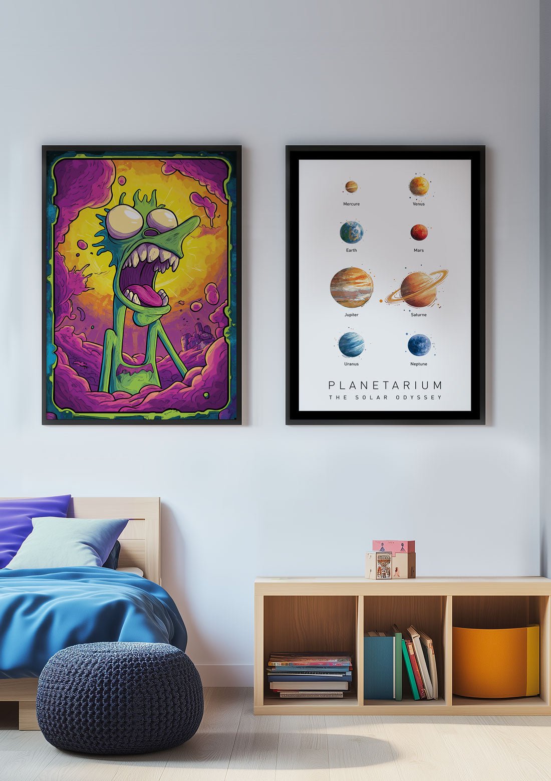 Duo d'affiches monstre et planètes encadrées sur le mur d'une chambre d'ado.