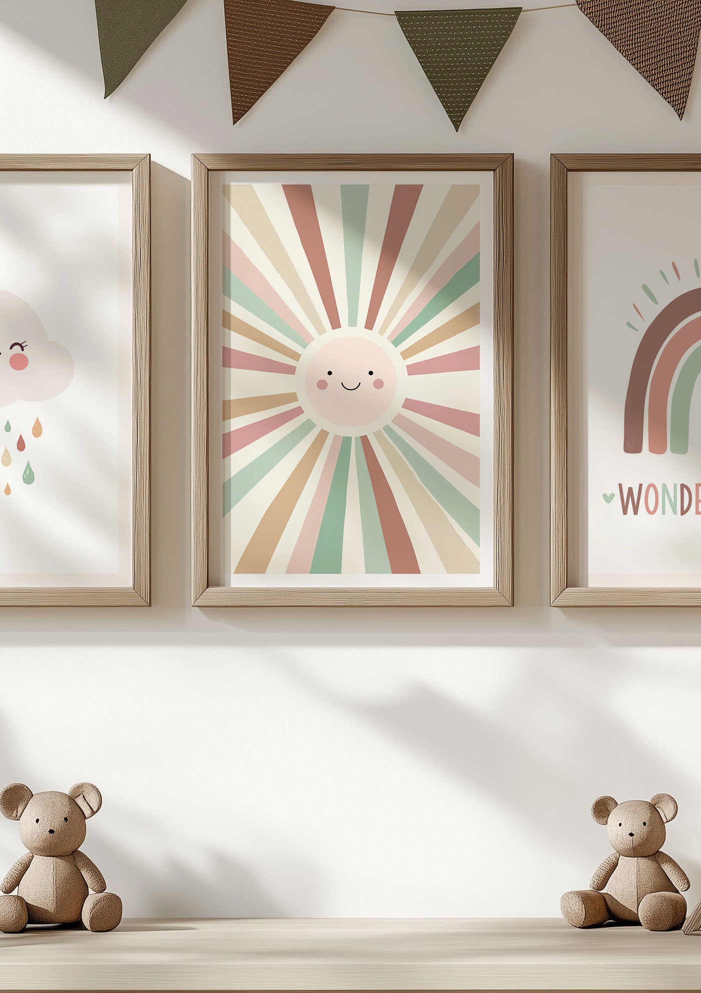Affiche pour chambre bébé encadrée d'un soleil beige dans une chambre d'enfant.