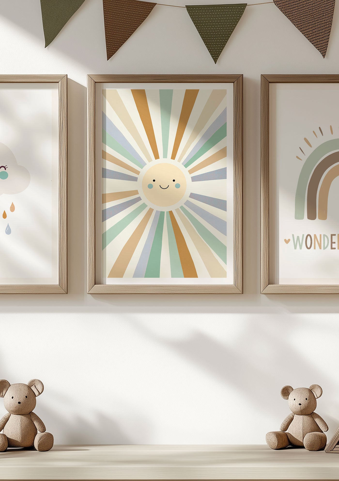 Affiche pour chambre bébé d'un soleil souriant bleu encadrée dans une chambre d'enfant.
