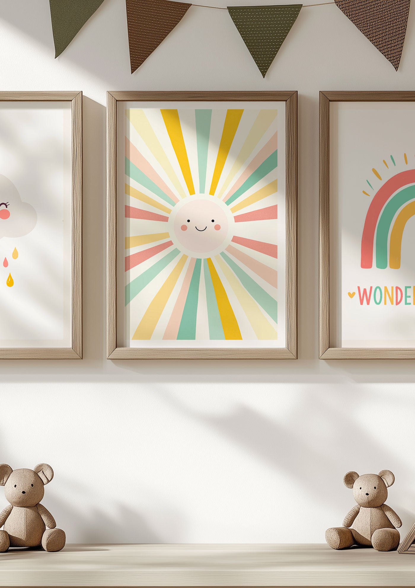 Affiche pour chambre bébé avec un cadre en bois, motif soleil jaune lumineux dans une chambre.